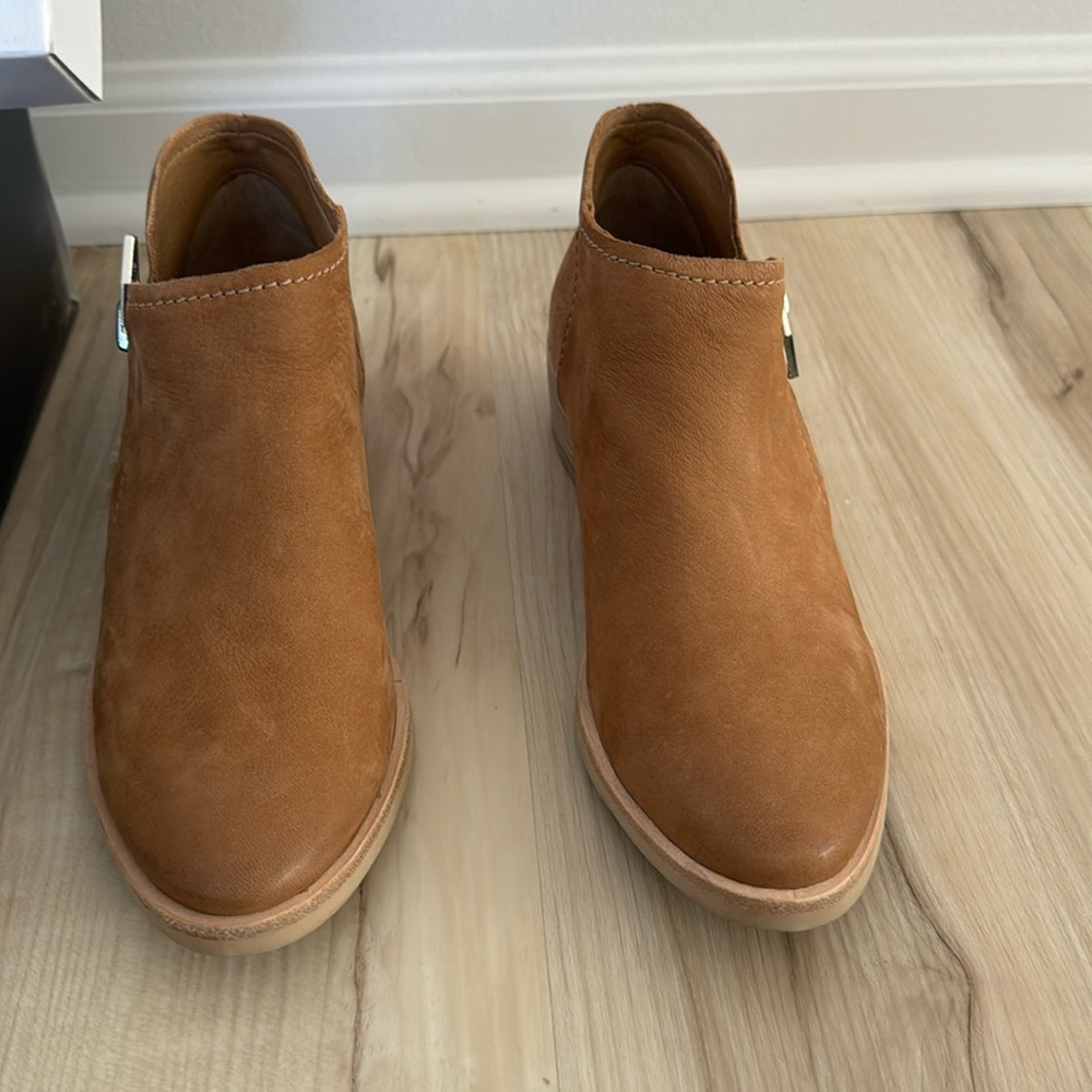 Dolce Vida tan booties size 8 perfect condition!
